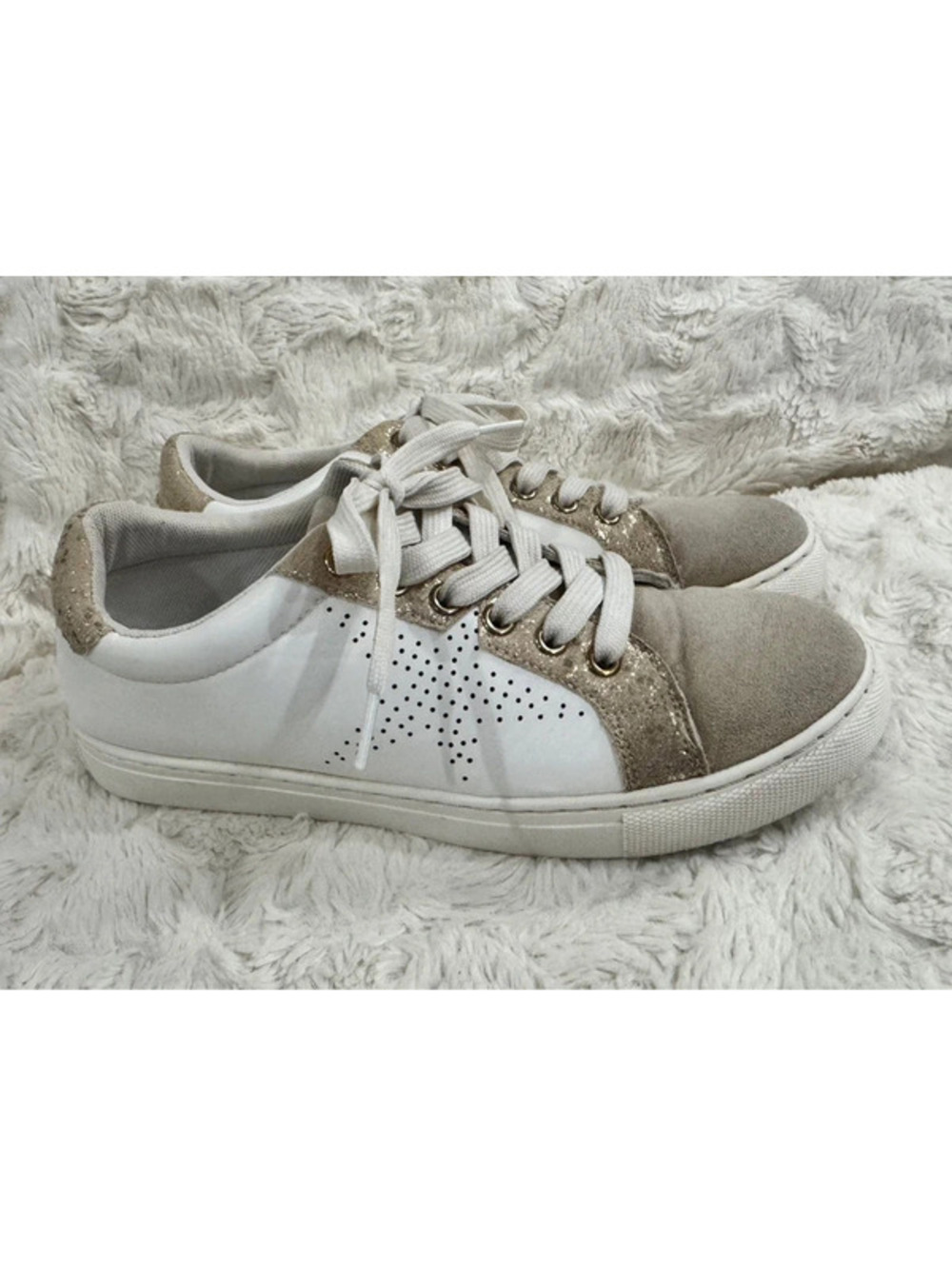 Outwoods Women’s Boutique sneakers. Size 8